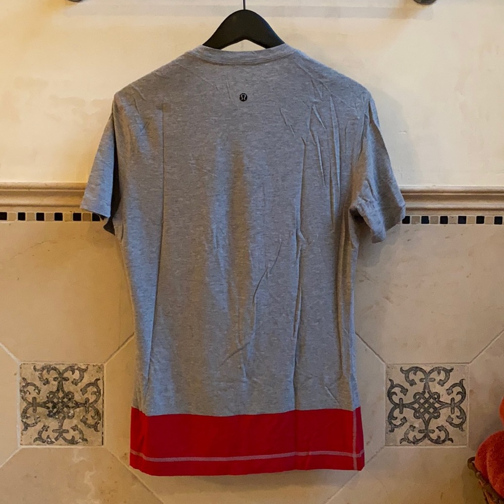 Lululemon 5-year colorblock tee